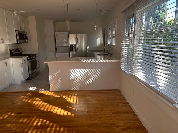 DINING ROOM SPACE ADJACENT TO KITCHEN COUNTER