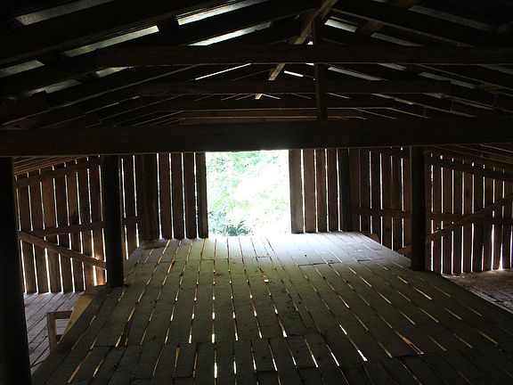 4th image of 506 Jenkins Dr