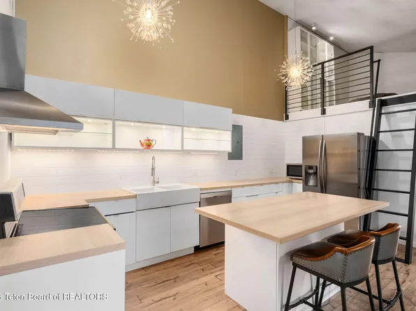 355 W Deloney Ave APT B-8, Jackson, WY 83001