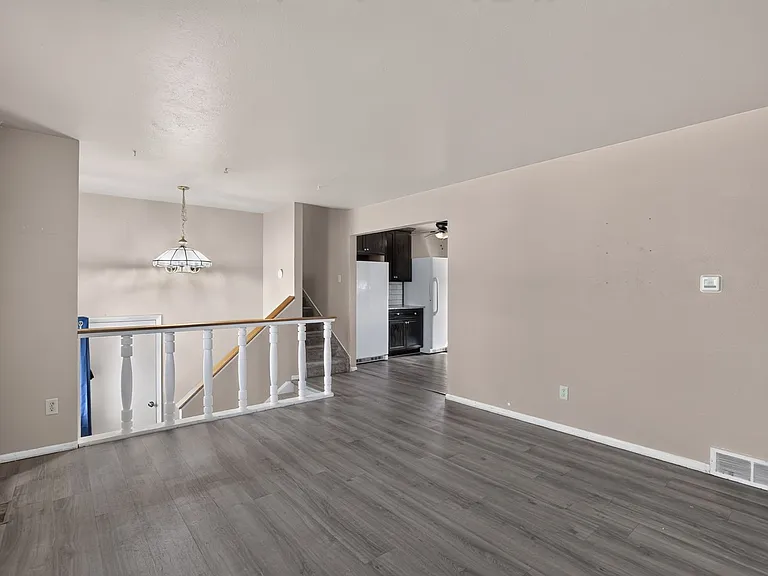 607 Syracuse St — Photo 6