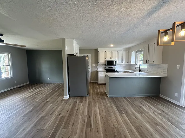 1571 Ireland Dr — Photo 4