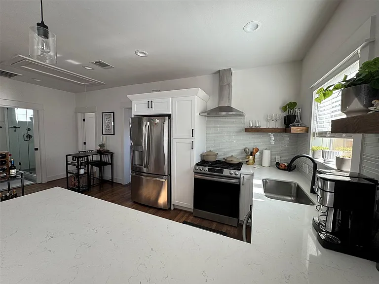 1033 Adele St — Photo 7