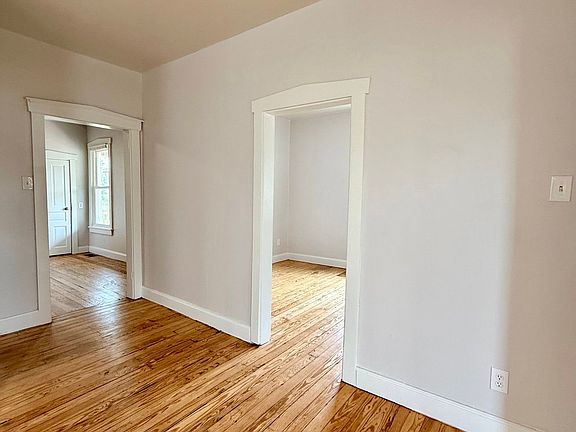 4th image of 37 N Kinzer Rd