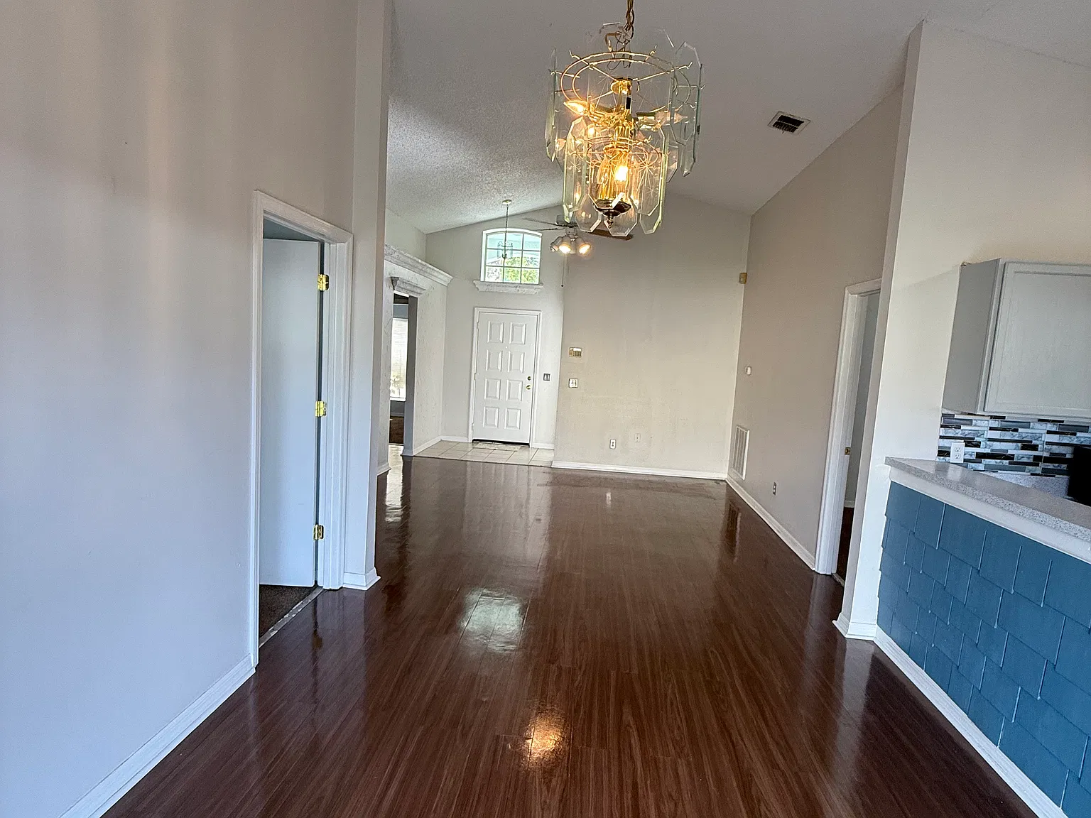 3 bed, 1212 sqft, $1,900 — Photo 4