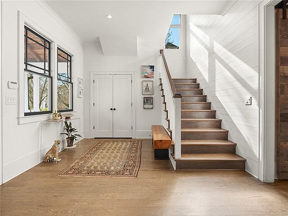 4th image of 109 Hood Cir