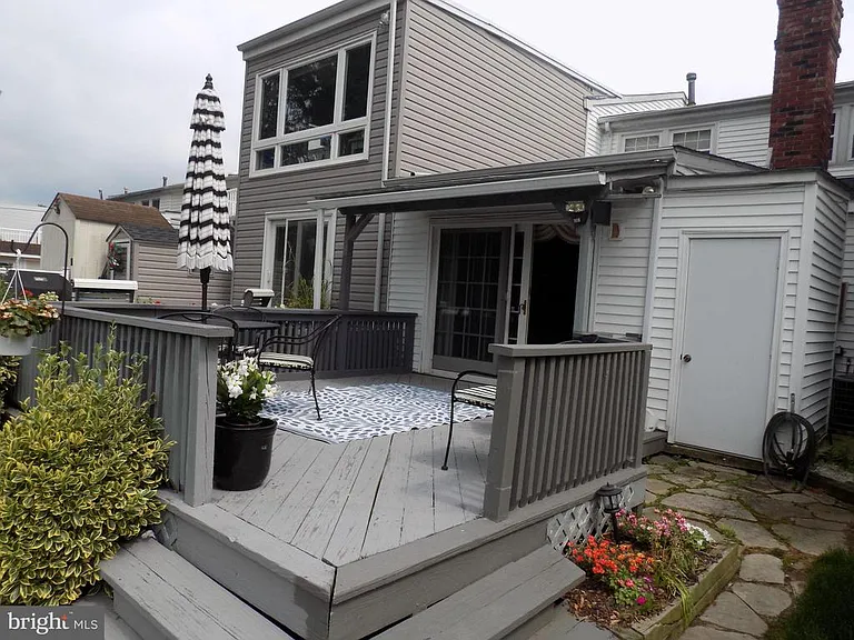 702 Towne Center Dr — Photo 31