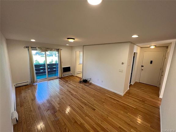 2nd image of 6 Sierra Vista Ln