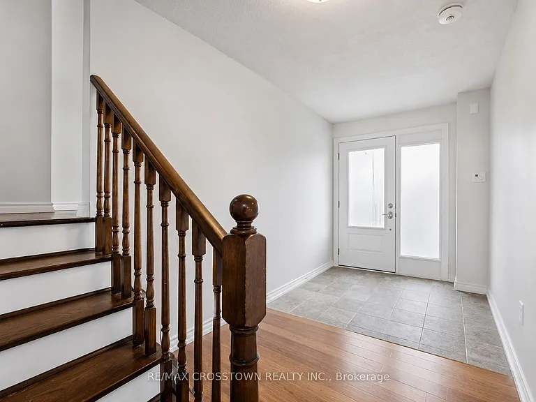 29 Baker Cres — Photo 2