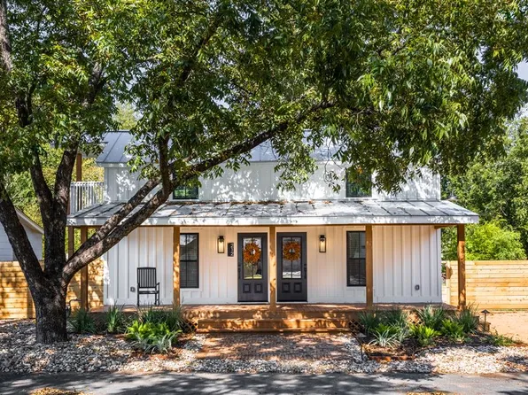 212 W Peach St, Fredericksburg, TX 78624