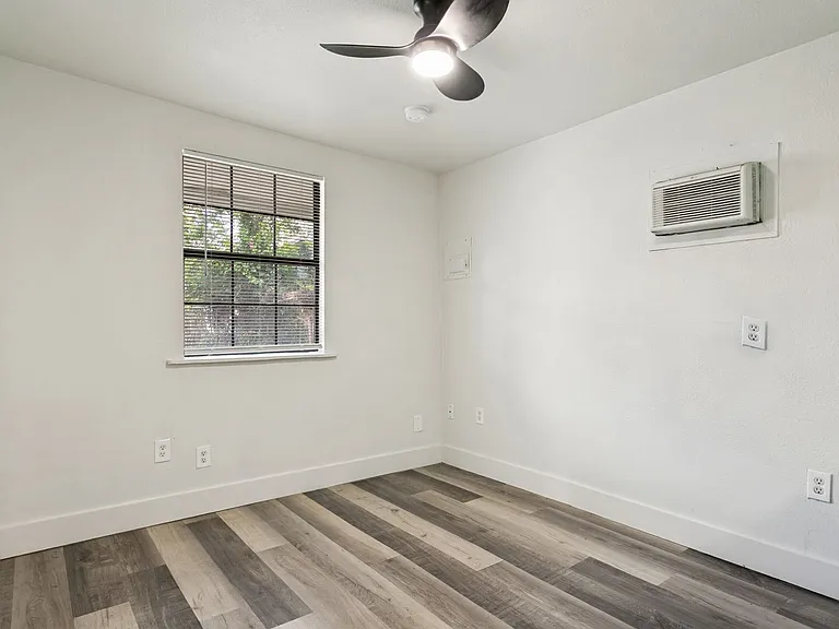 1121 Essex St #3 — Photo 2