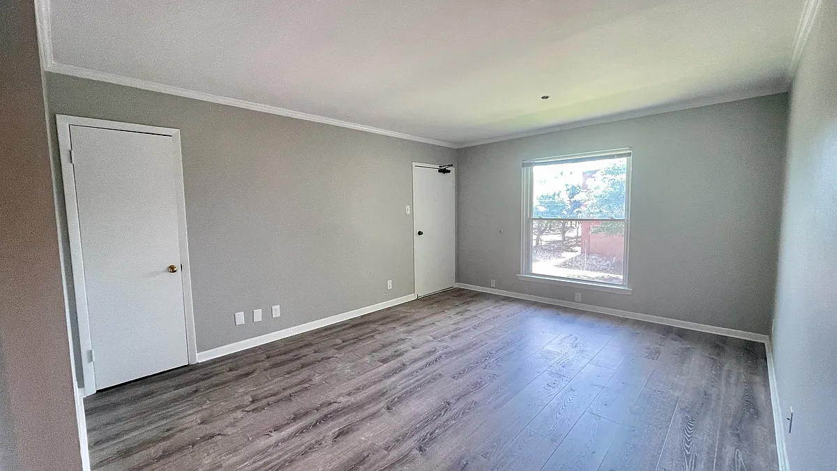 Building Photo - 3215 Douglas Ave #201