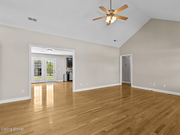 4th image of 111 Nashville Dr