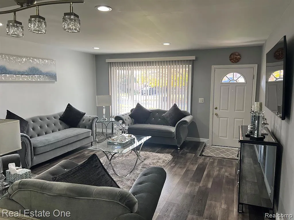 3 bed, 3094 sqft, $2,200 — Photo 3