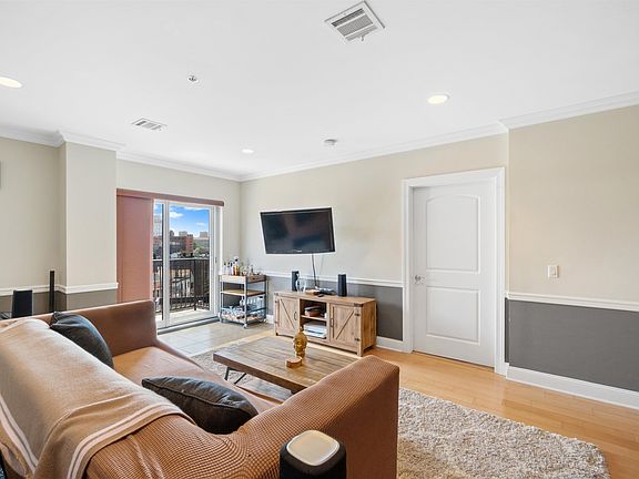 2nd image of 769 Montgomery St #502