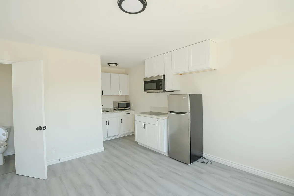 Building Photo - 821 W 167th St #1
