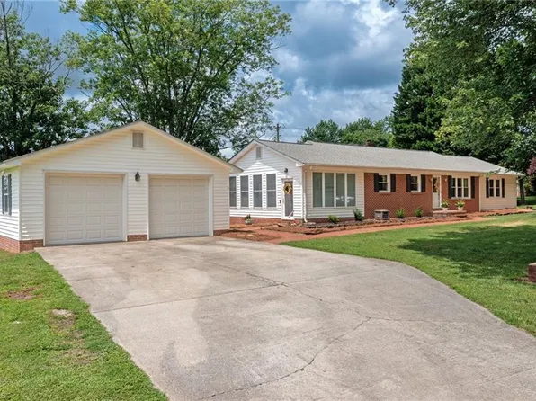 1502 Shoals Rd, Pinnacle, NC 27043