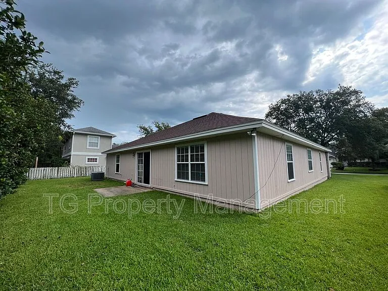 1449 Blue Heron Ln E — Photo 2