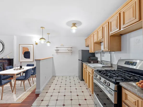 463 Saint John's Place image 3 of 8