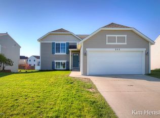 352 Prairie Run Dr NE, Cedar Springs, MI 49319