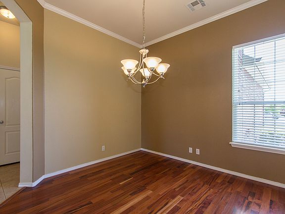 Neutral color & bright natural light