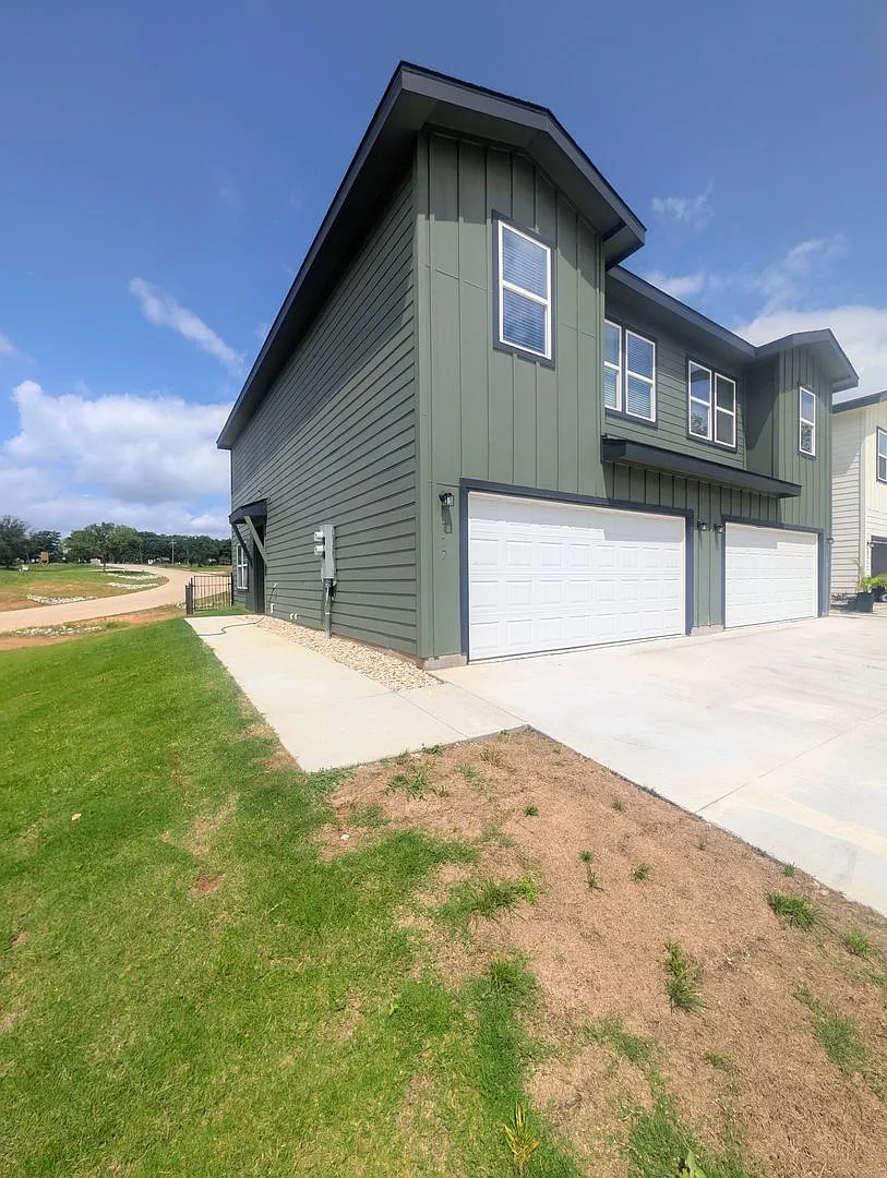 Brand New Duplex in New East Parks Community — Photo 2