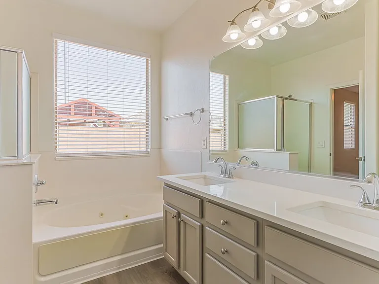 7905 S 73rd Ln — Photo 9