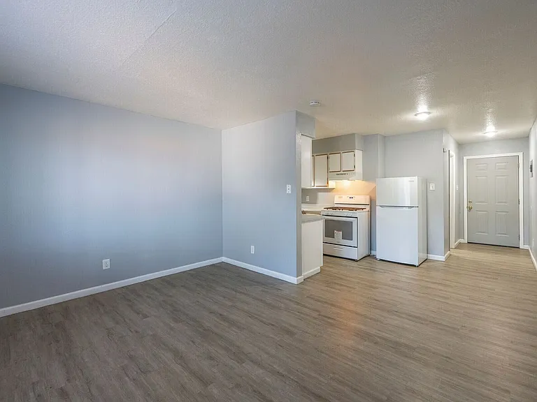 ALL UTILITIES INCLUDED $815 — Photo 21