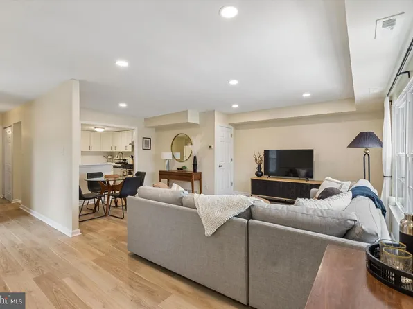 437 Old Forge Xing, Devon, PA