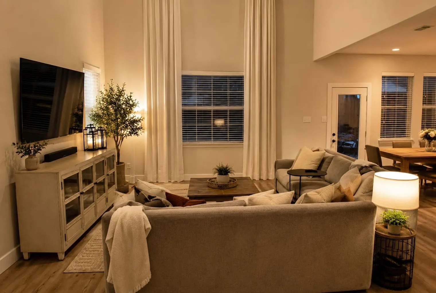 2 bed, 2.0 bath, 2002 sqft, $4,409 — Photo 2
