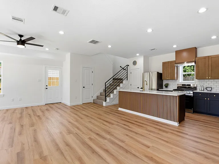 6113 Haight St — Photo 11
