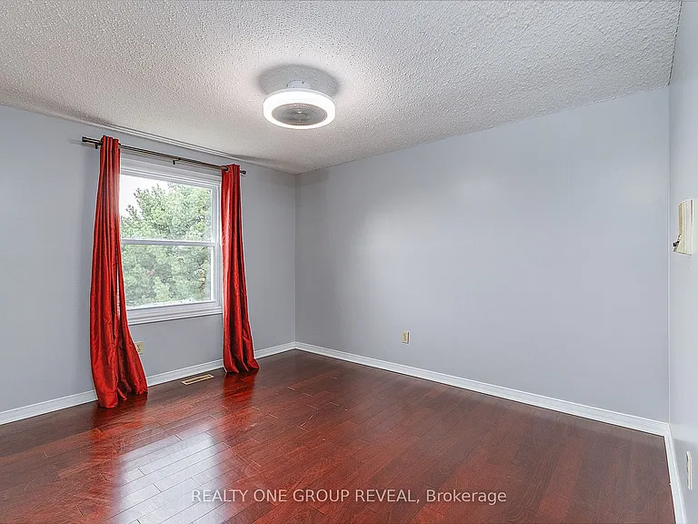 326 Prince Of Wales Dr — Photo 24