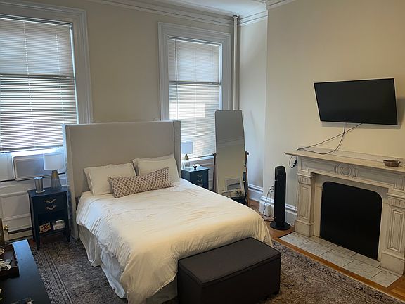 3rd image of 130 Newbury St #2