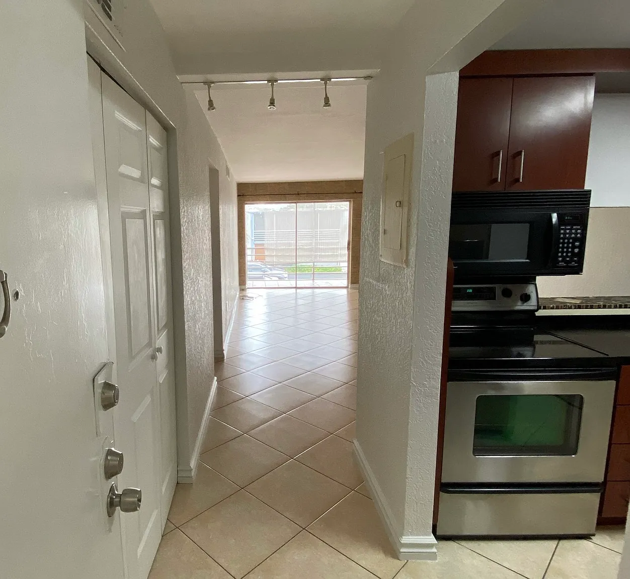 2 bed, 910 sqft, $2,250 — Photo 2