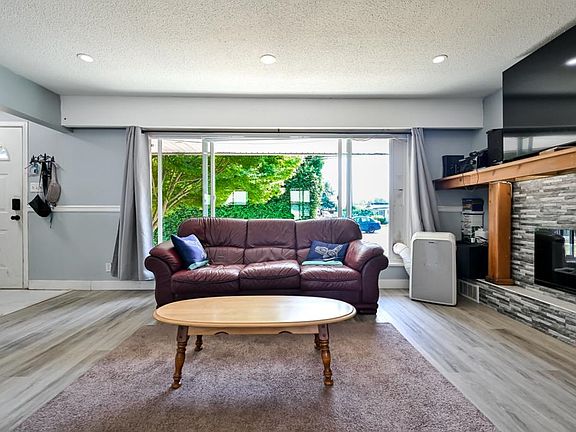 4th image of 33465 Hawthorne Ave