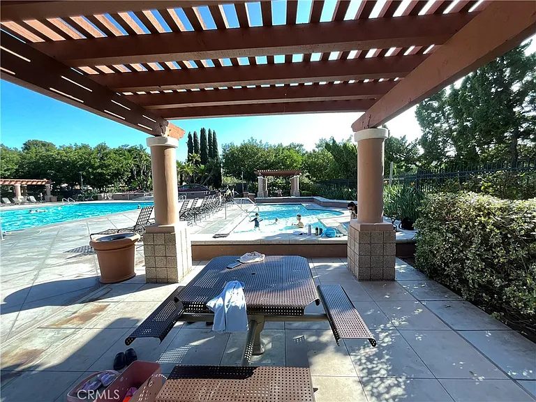 18 La Ronda — Photo 12