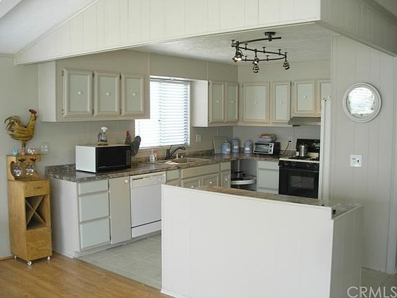 GOURMET OPEN KITCHEN W/REACH IN PANTRY