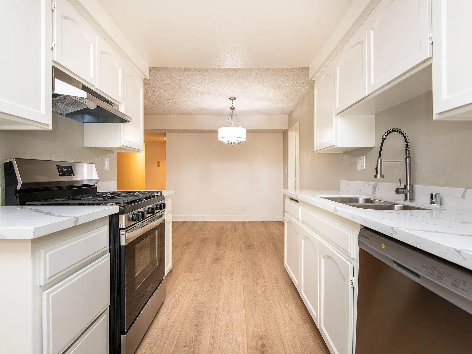 2 bed, 1025 sqft, $3,095 — Photo 4