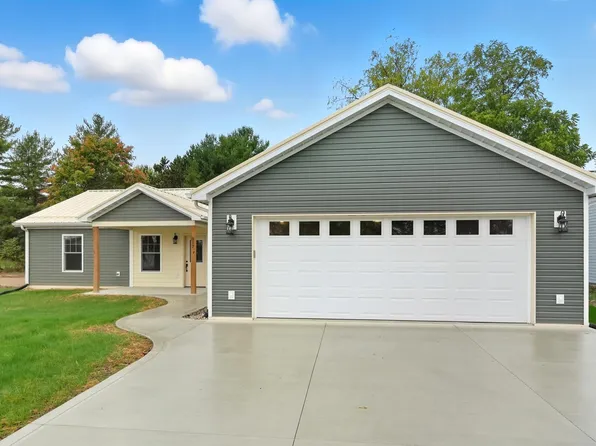 317 Railroad St, Wolcottville, IN 46795