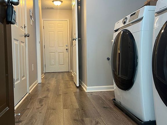 4th image of 991 Hollymeade Cir