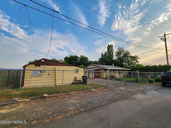 3rd image of 36 E 3rd Ave