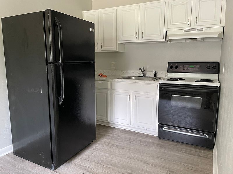 1st image of 850 W 34th St APT 2