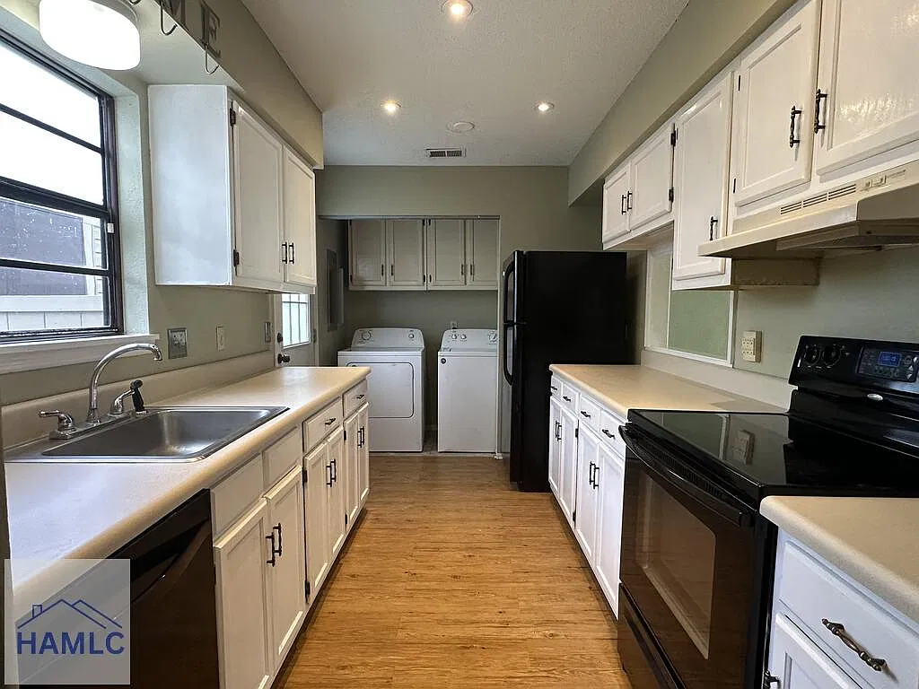 3 bed, 1.5 bath, 1272 sqft, $1,300 — Photo 3