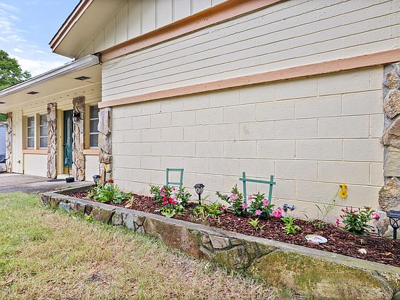 5th image of 209 Hawthorne Cir