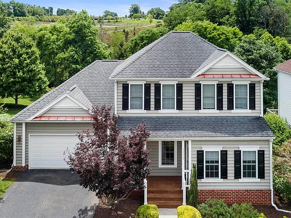 3rd image of 1209 Brook Cir