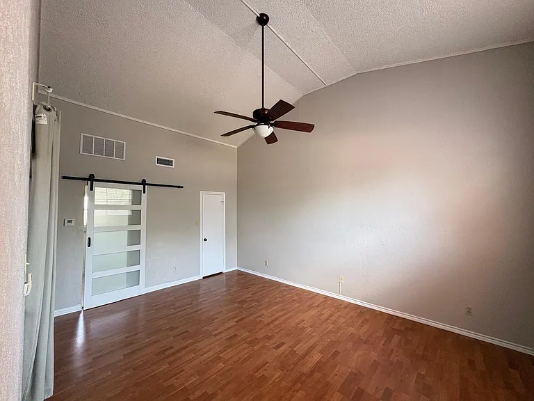 805 W Rochelle Rd — Photo 9