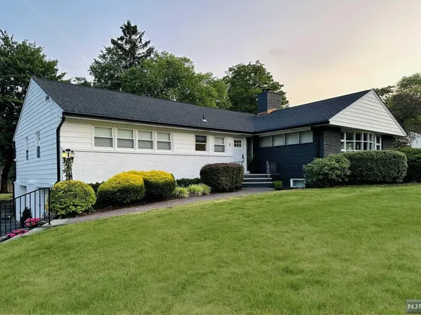 22 Shaw Rd, Woodcliff Lake, NJ 07677
