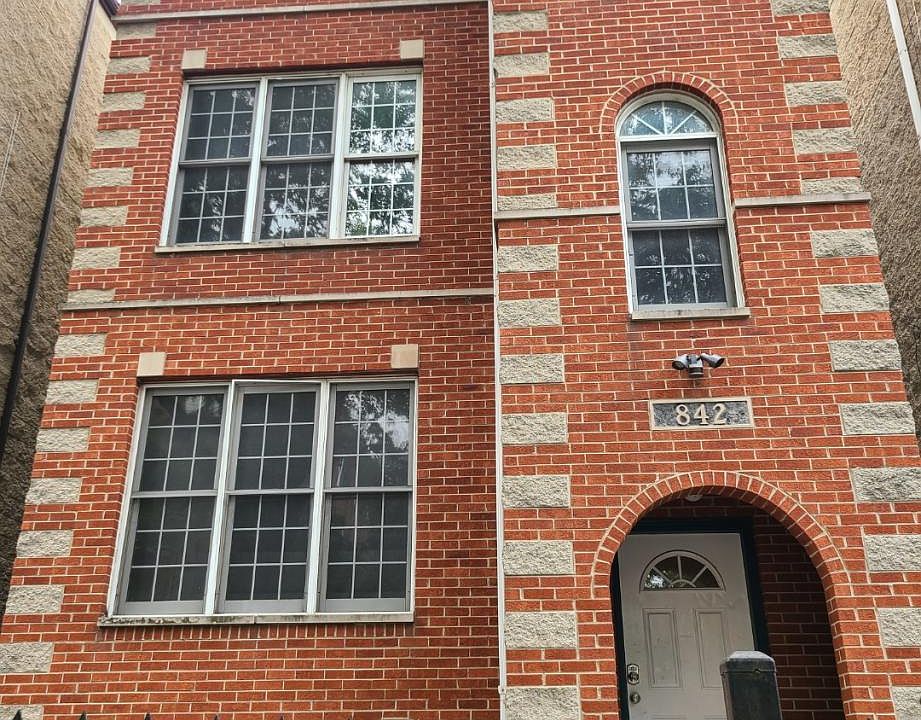 1st image of 842 N Wood St APT 1
