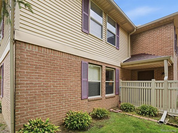 5th image of 61276 Greenwood Dr #11