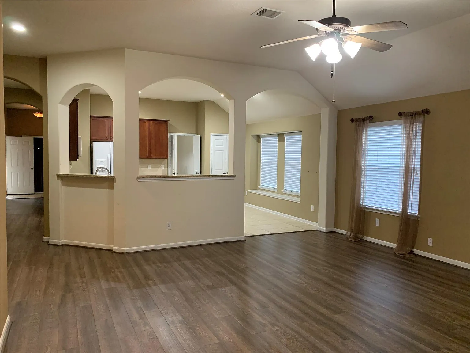 3 bed, 2.0 bath, 2189 sqft, $2,050 — Photo 2