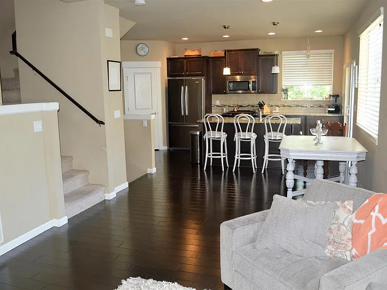 301 NE Eaton Ln — Photo 3